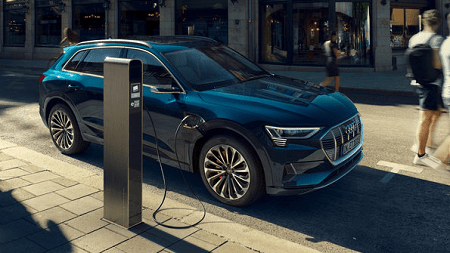 AC laadpaal aan de straat met een Audi e-tron