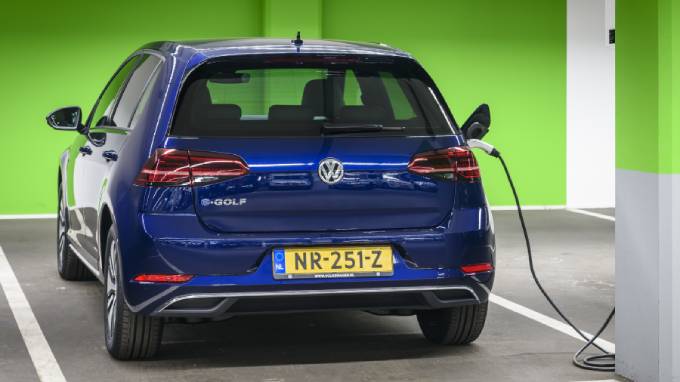 Volkswagen e-Golf laden achter